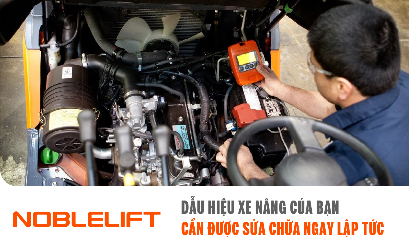 Một người đang ông đang kiểm tra sửa chữa xe nâng 