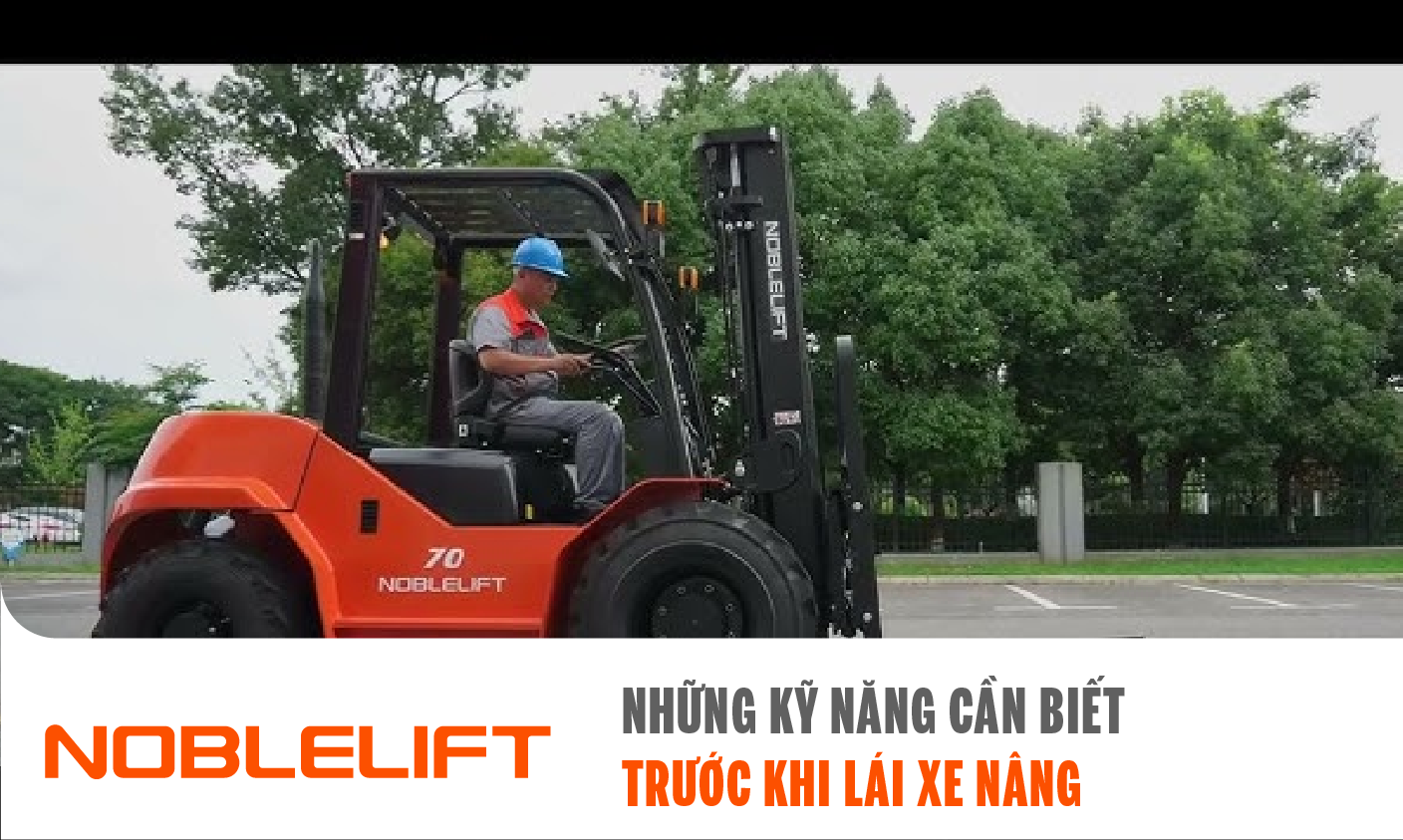 Người công nhân đang lái xe nâng điện forklift trên con đường trống trải xung quanh là cây cố cao xanh tươi