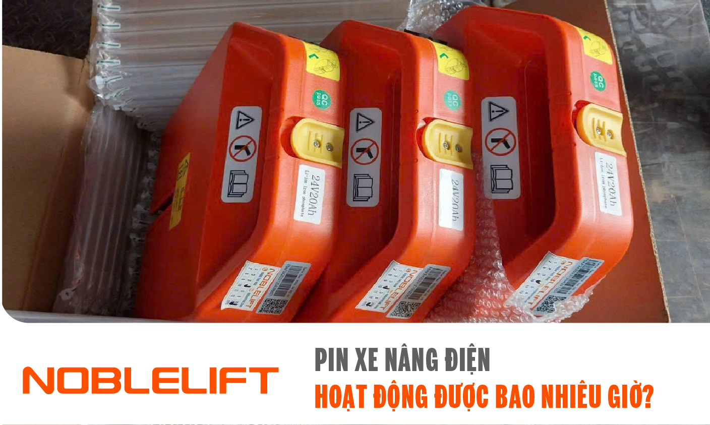 ba địa phương pin xe nâng điện màu cam có tem đầy đủ của hãng Noblelift được xếp thẳng hàng trong thùng catong có chống sốc