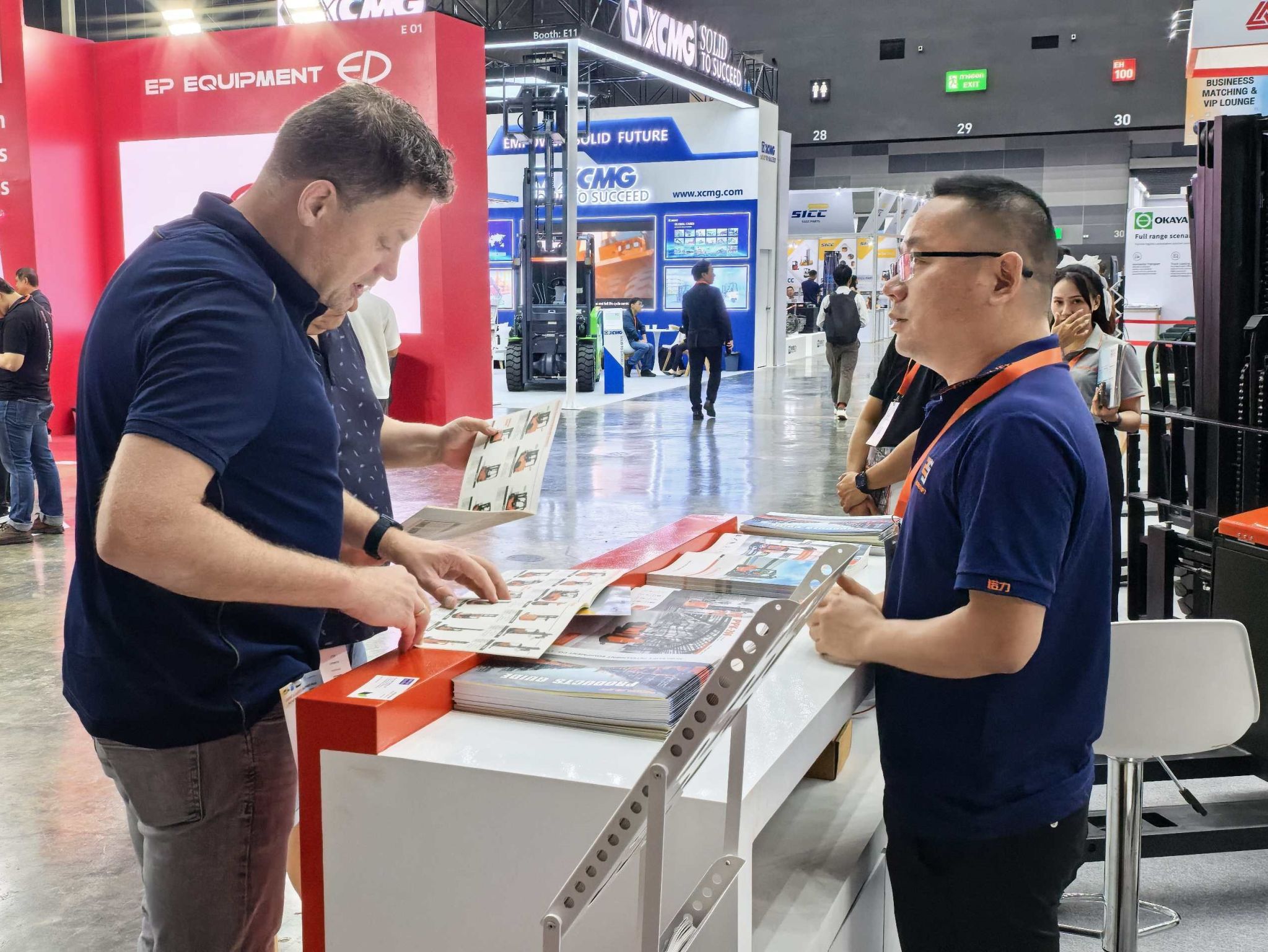 Khách hàng được tham quan và trải nghiệm các sản phẩm xe nâng Noblelift tại triển làm