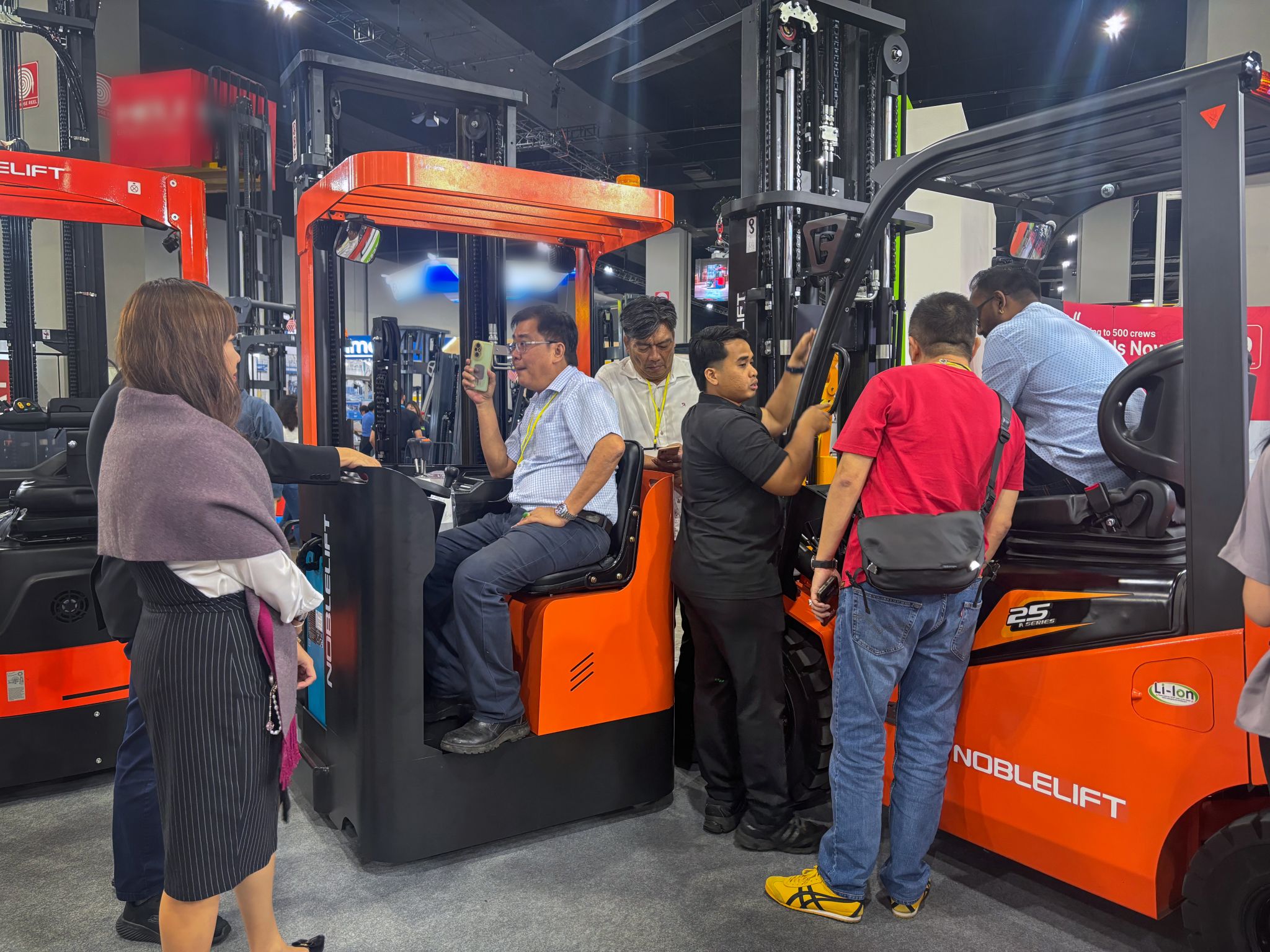 Khách hàng tham quan gian hàng xe nâng của Noblelift tại Malaysia. Noblelift Đông Nam Á - Việt Nam