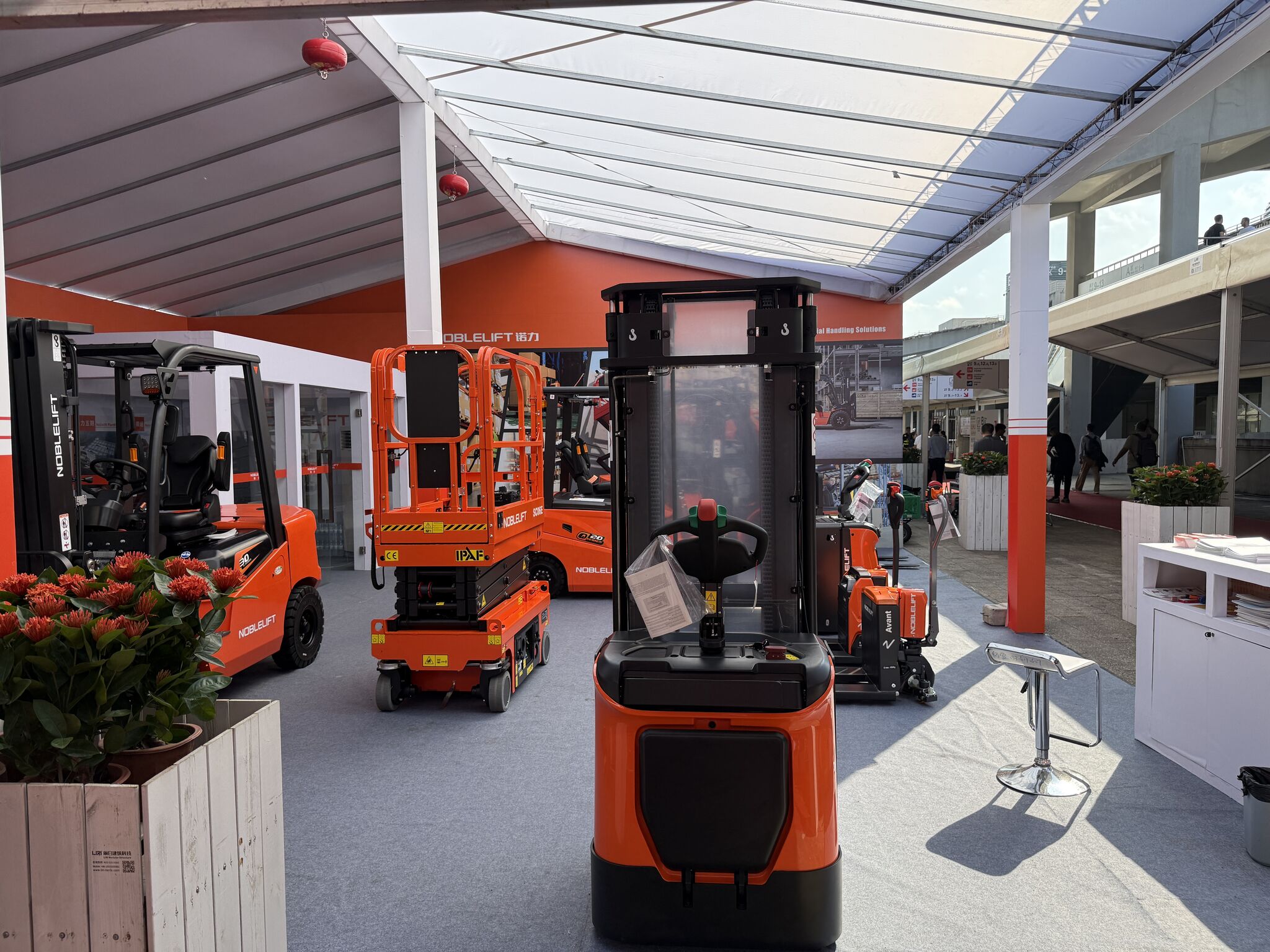 Những chiếc xe nâng tham dự trong hội chợ Canton lần thứ 138 bao gồm: Xe nâng điện thông minh, Xe nâng tầm cao (Reach Trucks), MEWP, Thiết bị xử lý vật liệu đa dạng khác,...