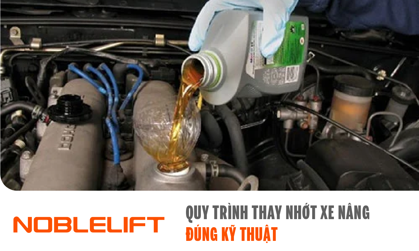 một nhân viên đang thay nhớt xe nâng 