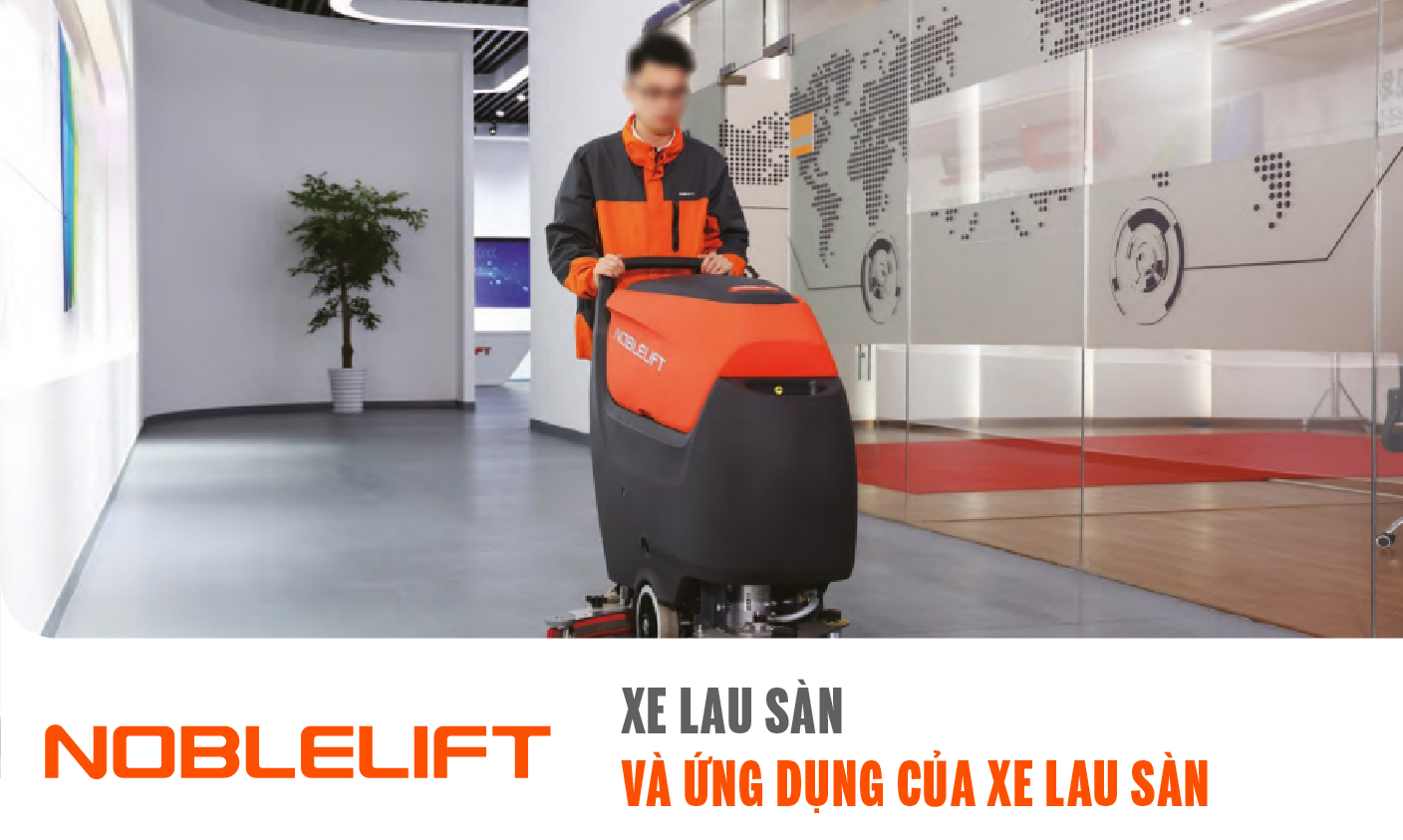 công nhân Noblelift đang sử dụng xe lau sàn để dọn dẹp hành lang công ty